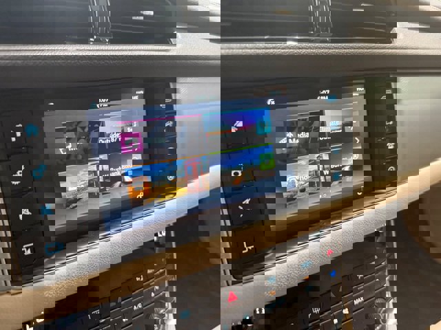 Used 2018 Jaguar XF Premium image 21