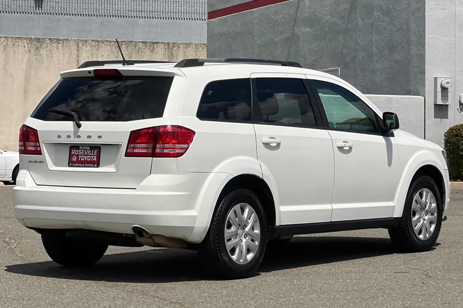 Used 2018 Dodge Journey SE w/ Connectivity Group FWD image 2