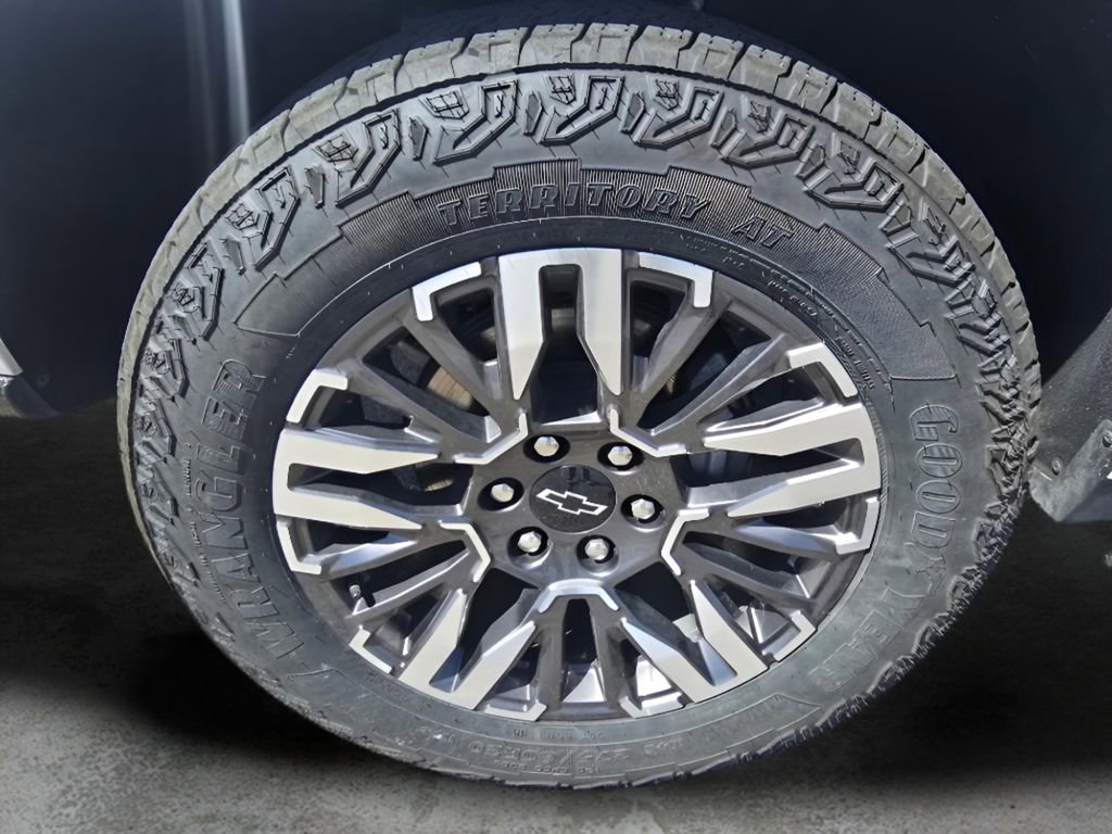 Used 2025 Chevrolet Suburban Z71 AWD/4WD image 15