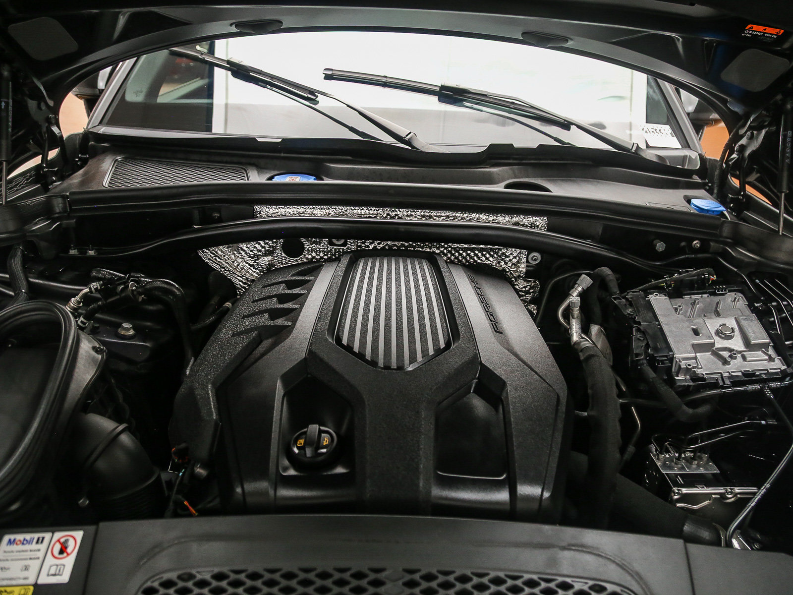Certified 2023 Porsche Macan AWD/4WD image 31