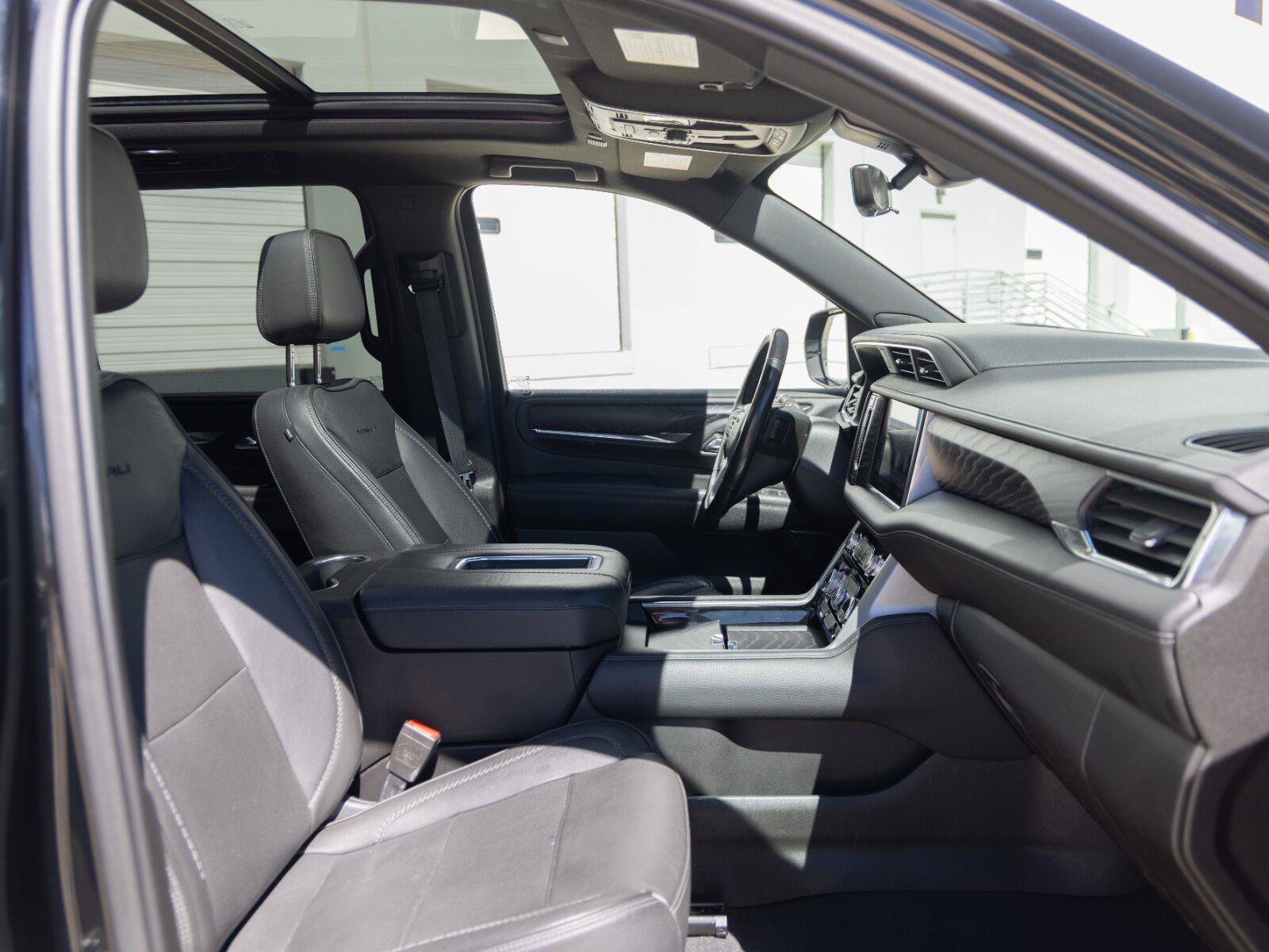 Used 2021 GMC Yukon XL Denali w/ Denali Premium Package AWD/4WD image 34