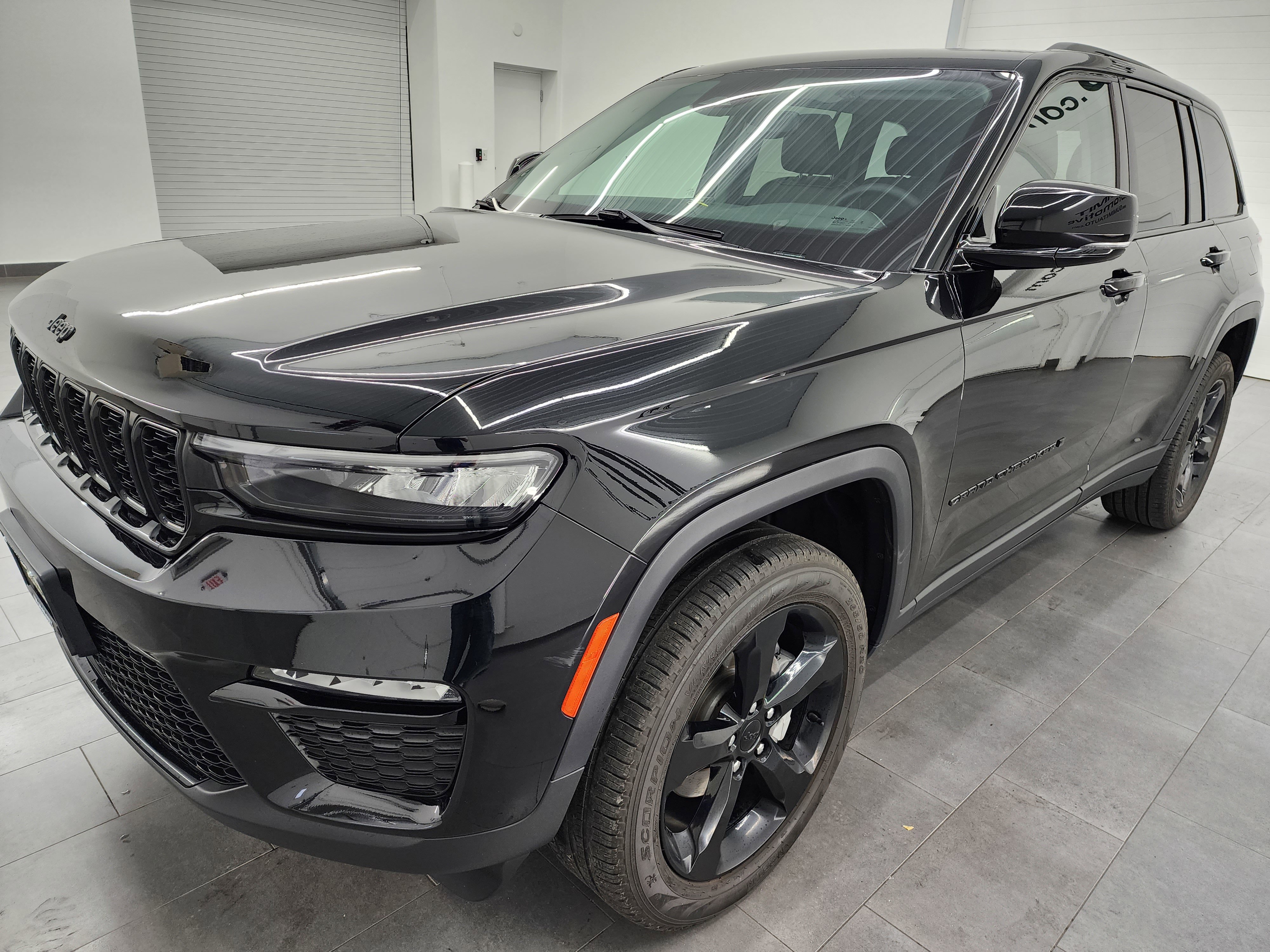 Used 2023 Jeep Grand Cherokee Limited w/ Black Appearance Package image 7