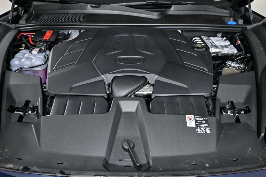 Certified 2025 Porsche Cayenne Coupe image 35