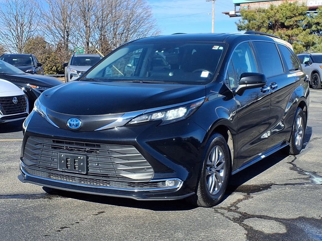 Used 2024 Toyota Sienna XLE image 2