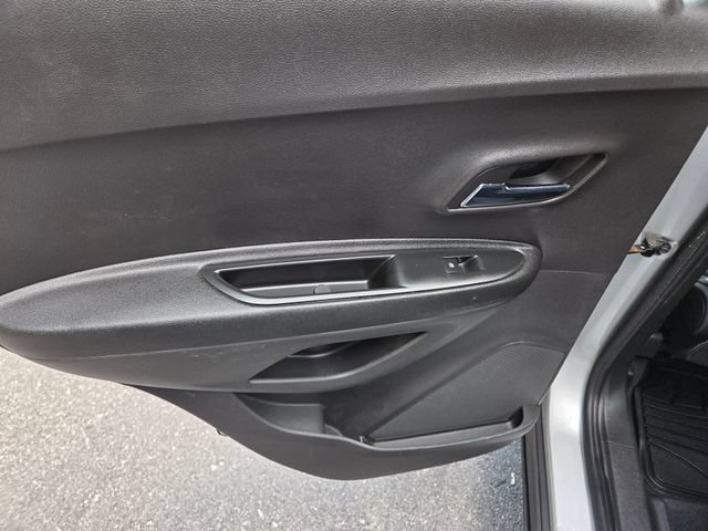 Used 2018 Chevrolet Trax LS FWD image 32