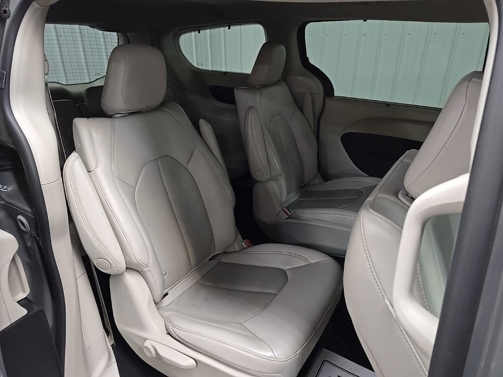 Used 2021 Chrysler Pacifica Touring-L image 16