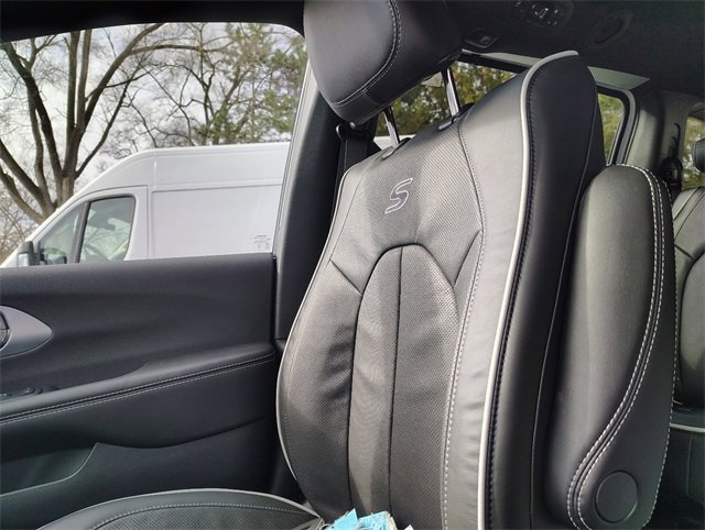 New 2026 Chrysler Pacifica Limited w/ Uconnect Theater Family Group image 25