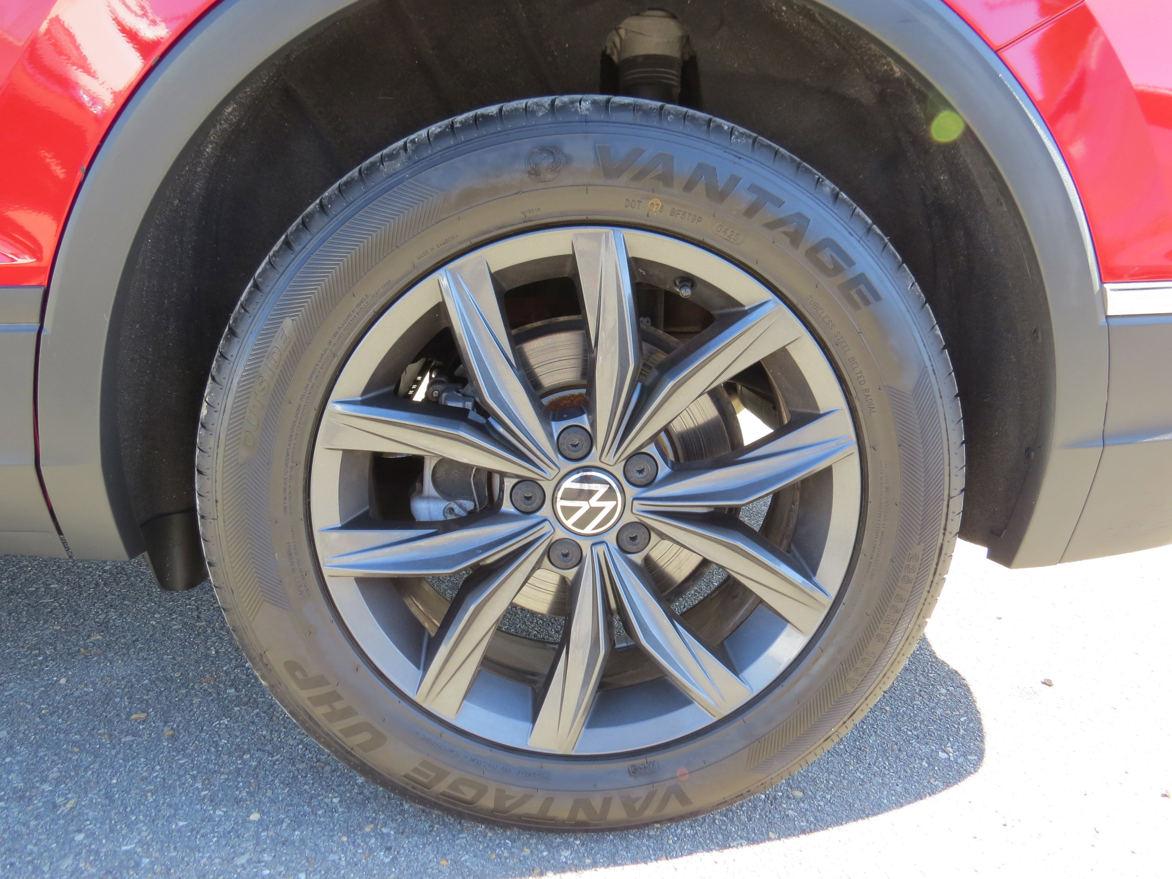 Used 2022 Volkswagen Tiguan SE w/ Panoramic Sunroof Package image 12