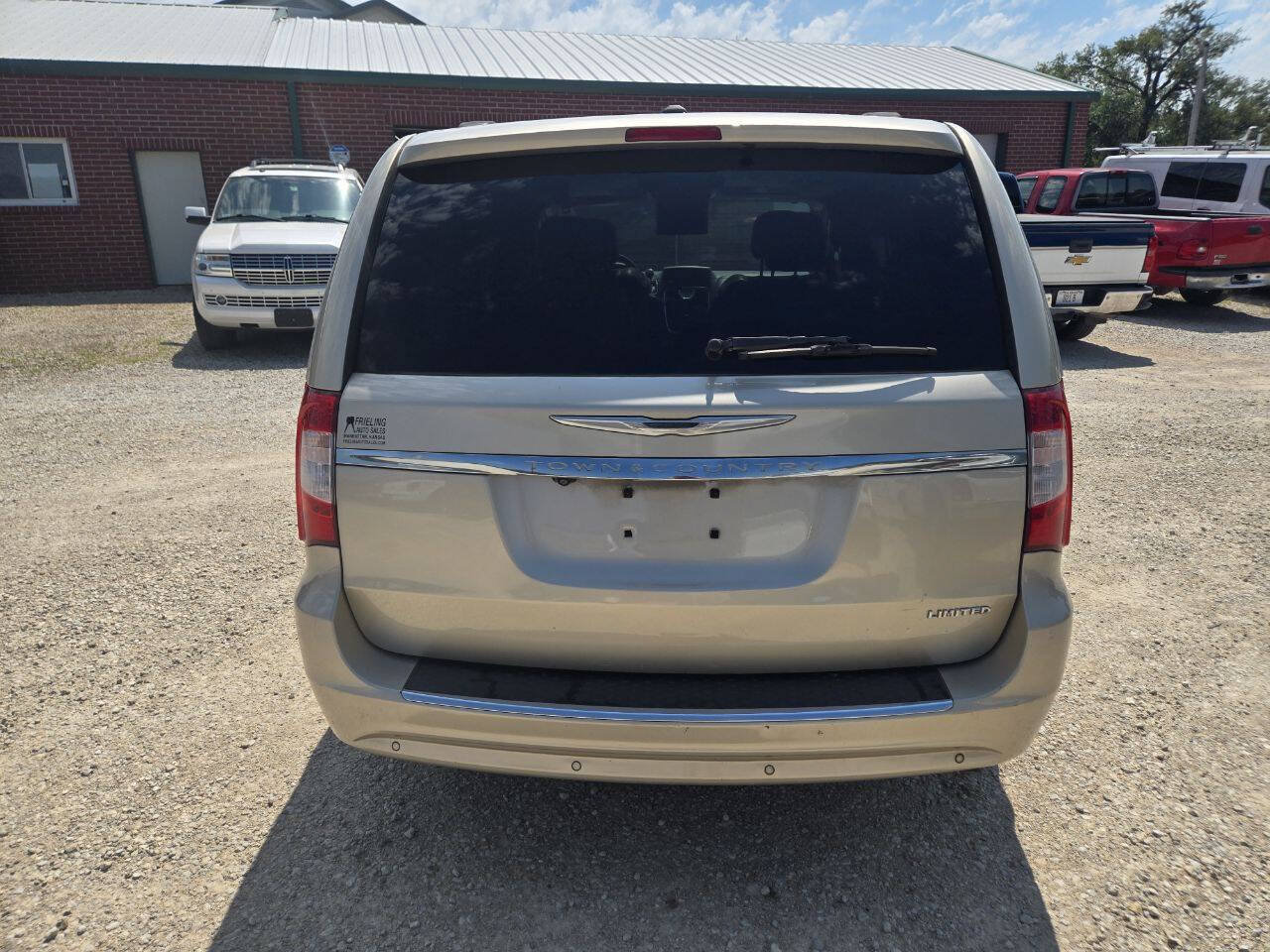Used 2015 Chrysler Town & Country Limited Platinum FWD image 14