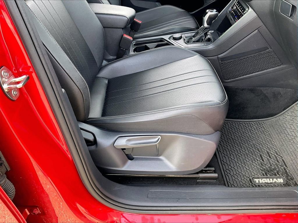 Used 2024 Volkswagen Tiguan SE image 37