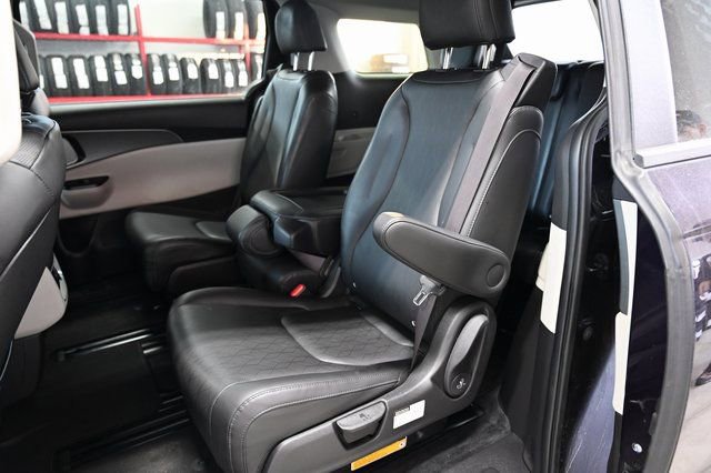 Used 2022 Kia Carnival LX image 12