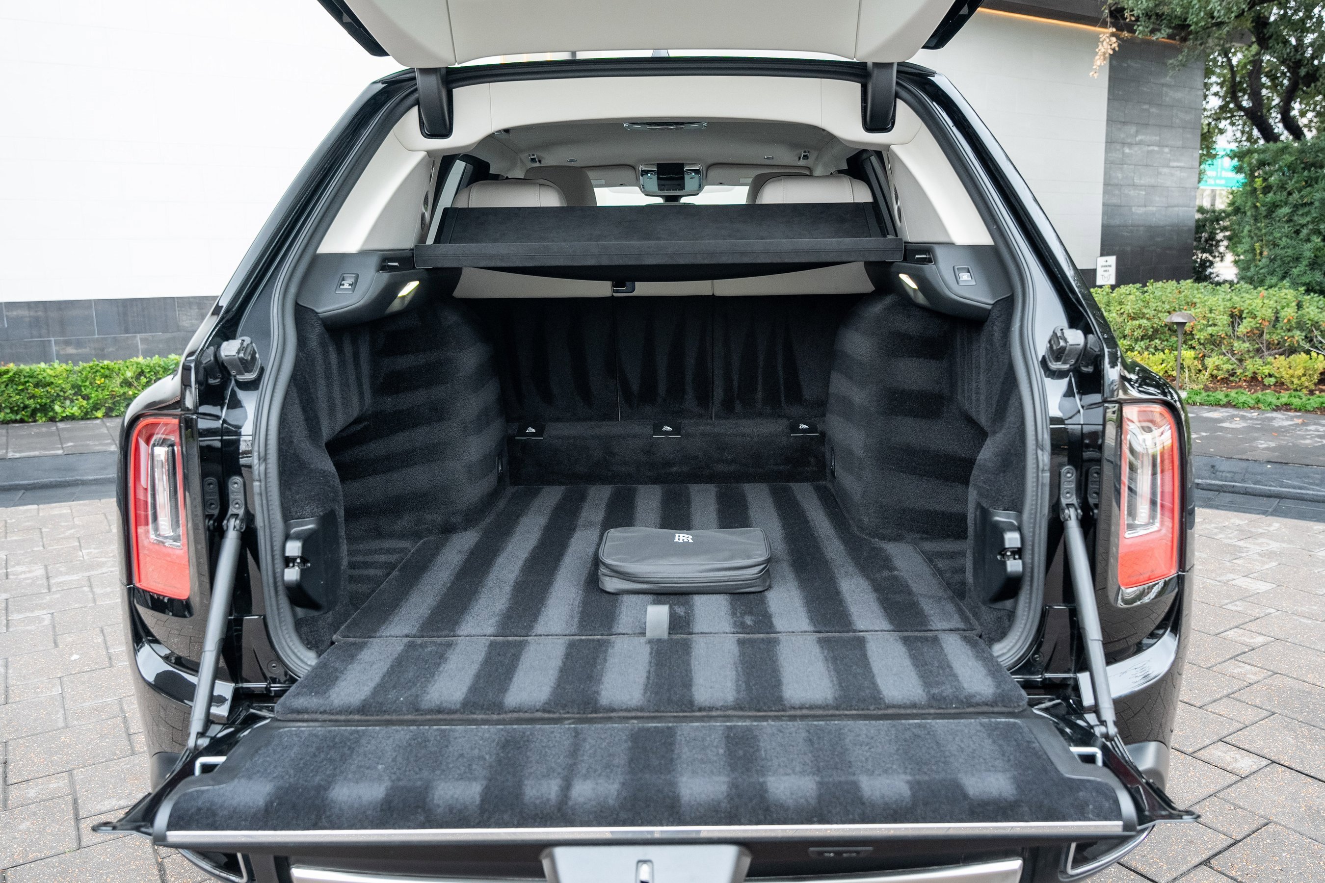 Used 2023 Rolls-Royce Cullinan w/ Cullinan Package image 56