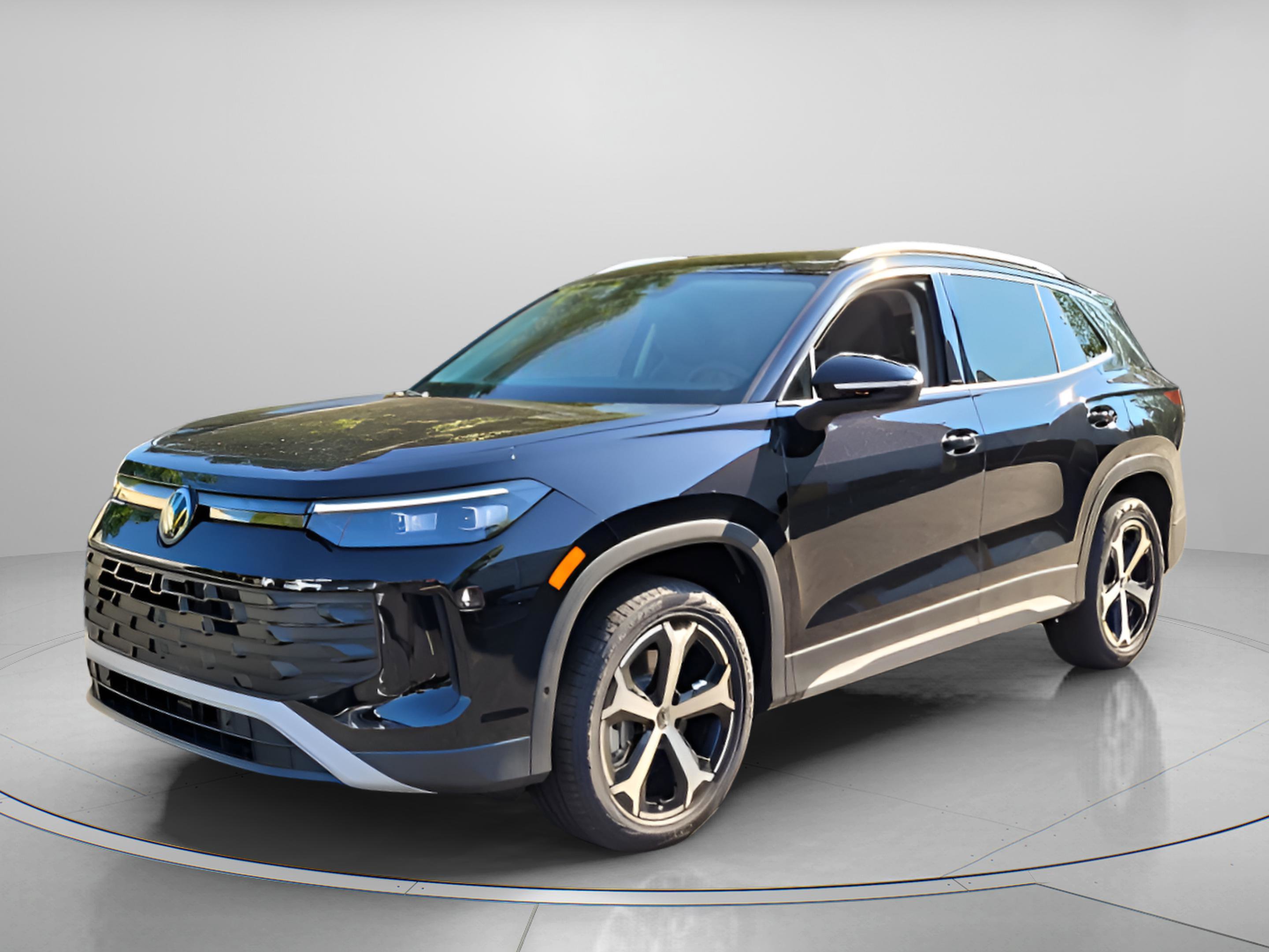 New 2025 Volkswagen Tiguan SE image 2