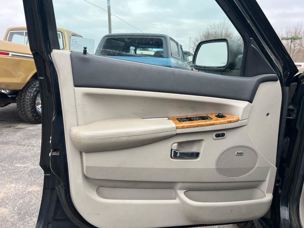 Used 2010 Jeep Grand Cherokee Limited w/ Trailer Tow Group IV image 7