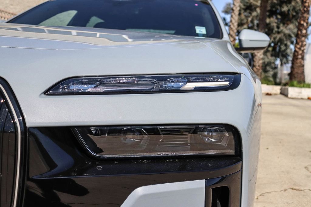 Used 2024 BMW 760i xDrive w/ Executive Package image 9