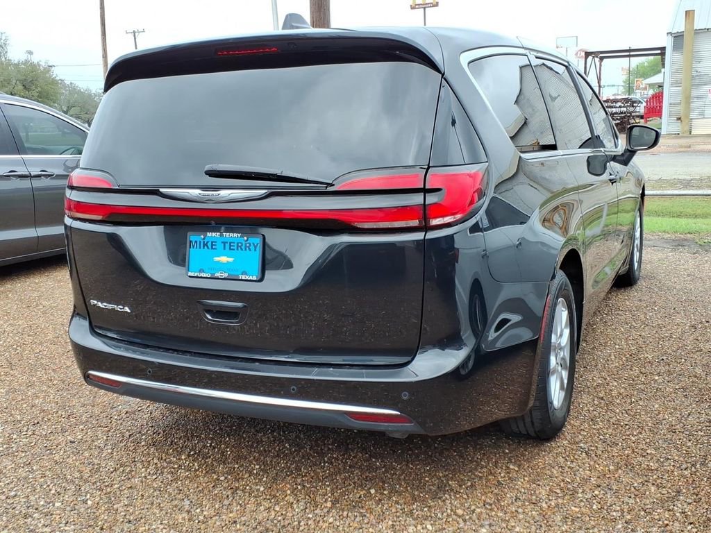 Used 2023 Chrysler Pacifica Touring-L image 4
