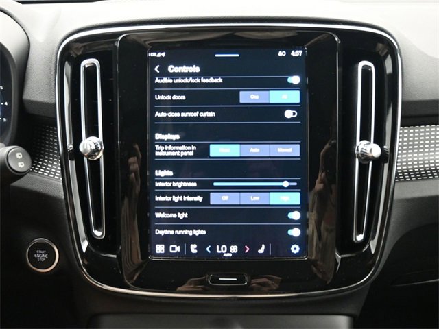 Used 2024 Volvo XC40 B5 Plus image 17