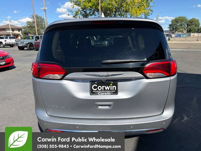 Used 2017 Chrysler Pacifica Touring-L FWD image 6