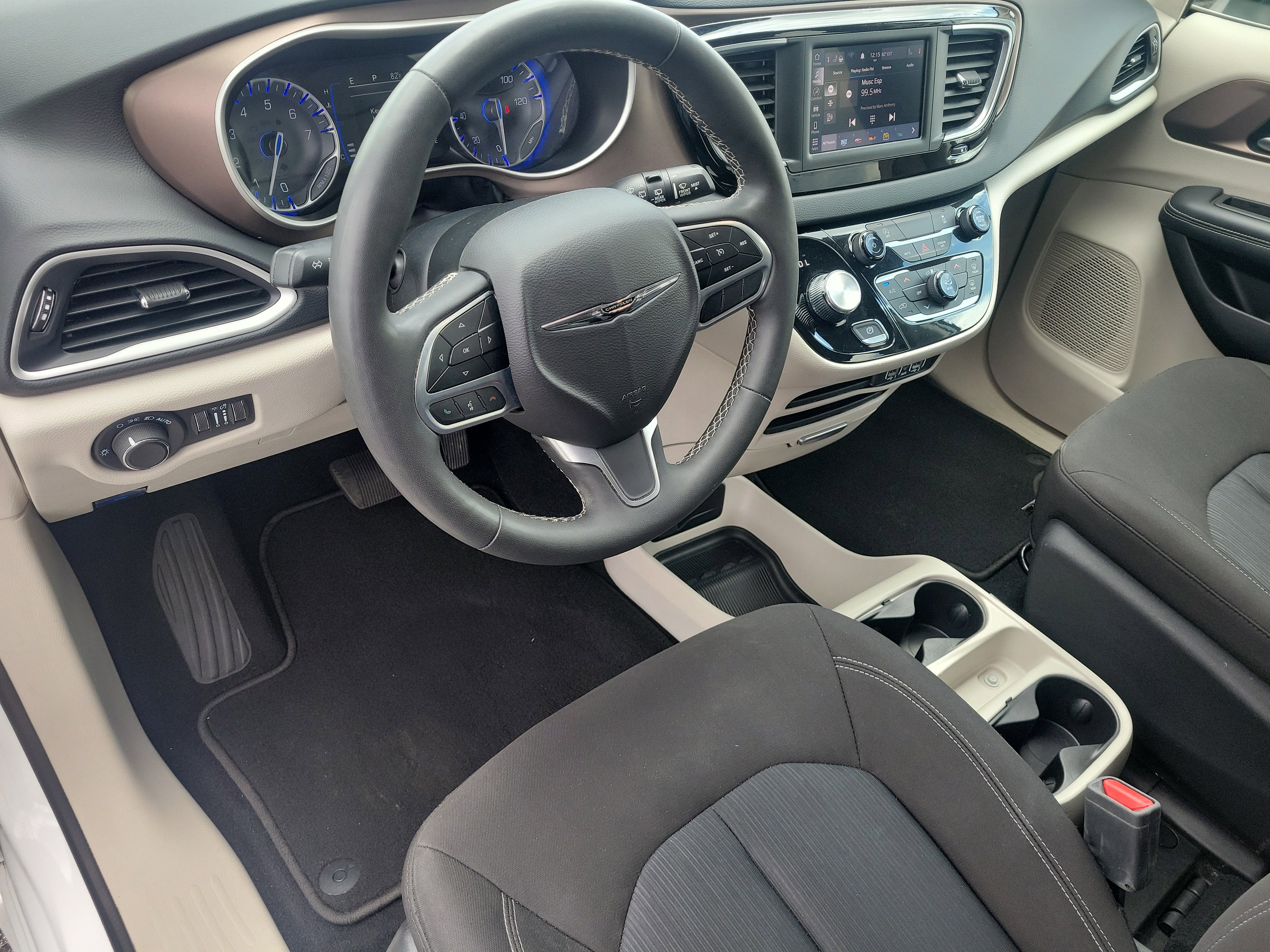 Used 2023 Chrysler Voyager LX FWD image 13