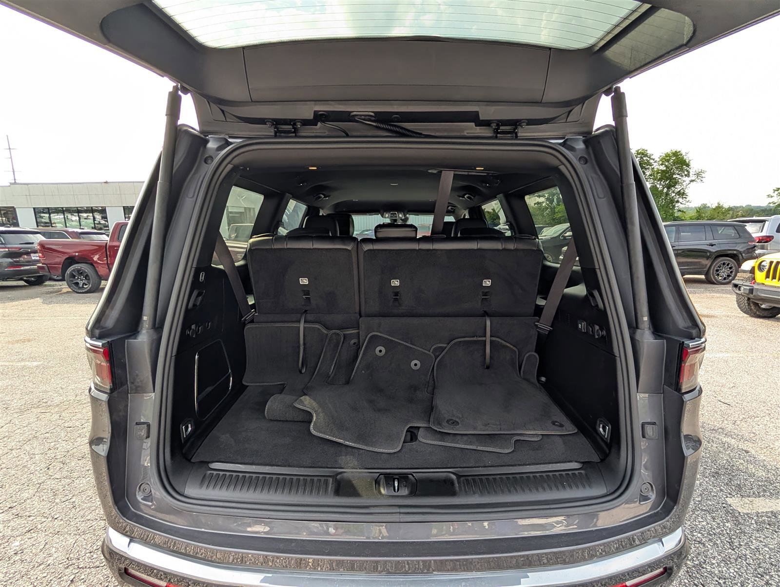 Used 2024 Jeep Wagoneer Series II w/ Flexible Seating Group image 12