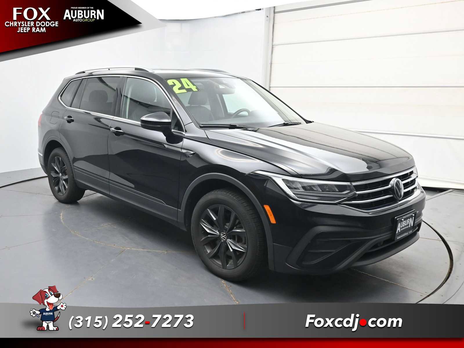 Used 2024 Volkswagen Tiguan SE w/ Panoramic Sunroof Package AWD/4WD image 2