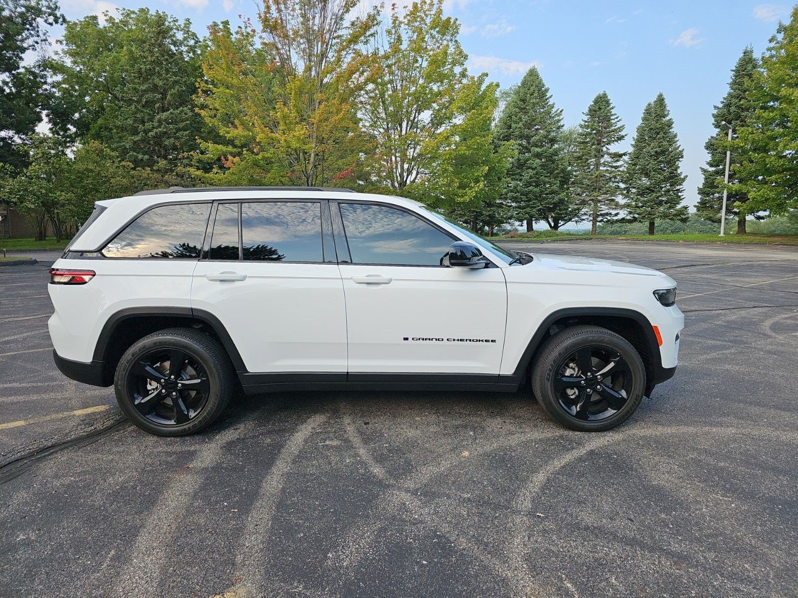 Used 2023 Jeep Grand Cherokee Altitude AWD/4WD image 7