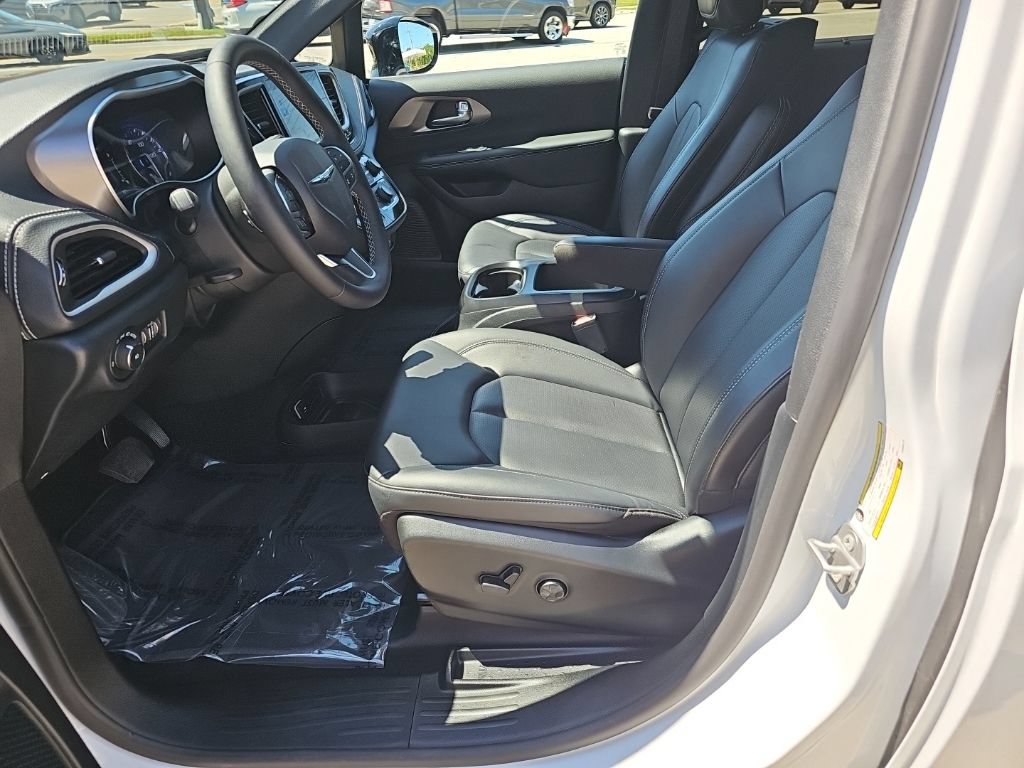 Used 2025 Chrysler Pacifica Select w/ Uconnect Theater Family Group AWD/4WD image 16