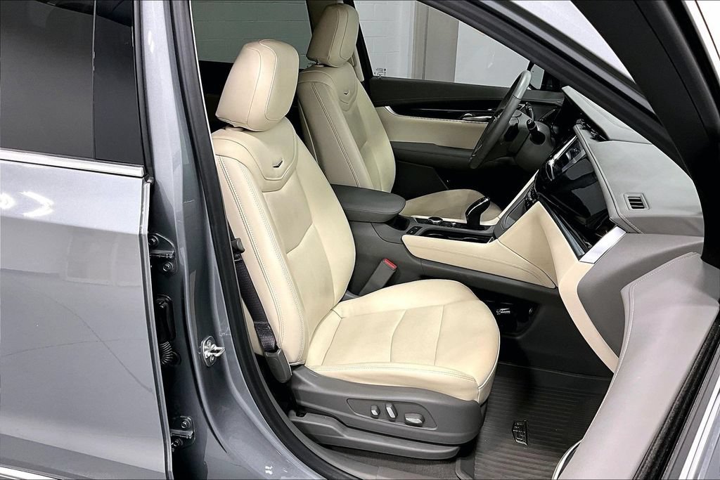Used 2024 Cadillac XT6 Premium Luxury w/ Technology Package FWD image 9