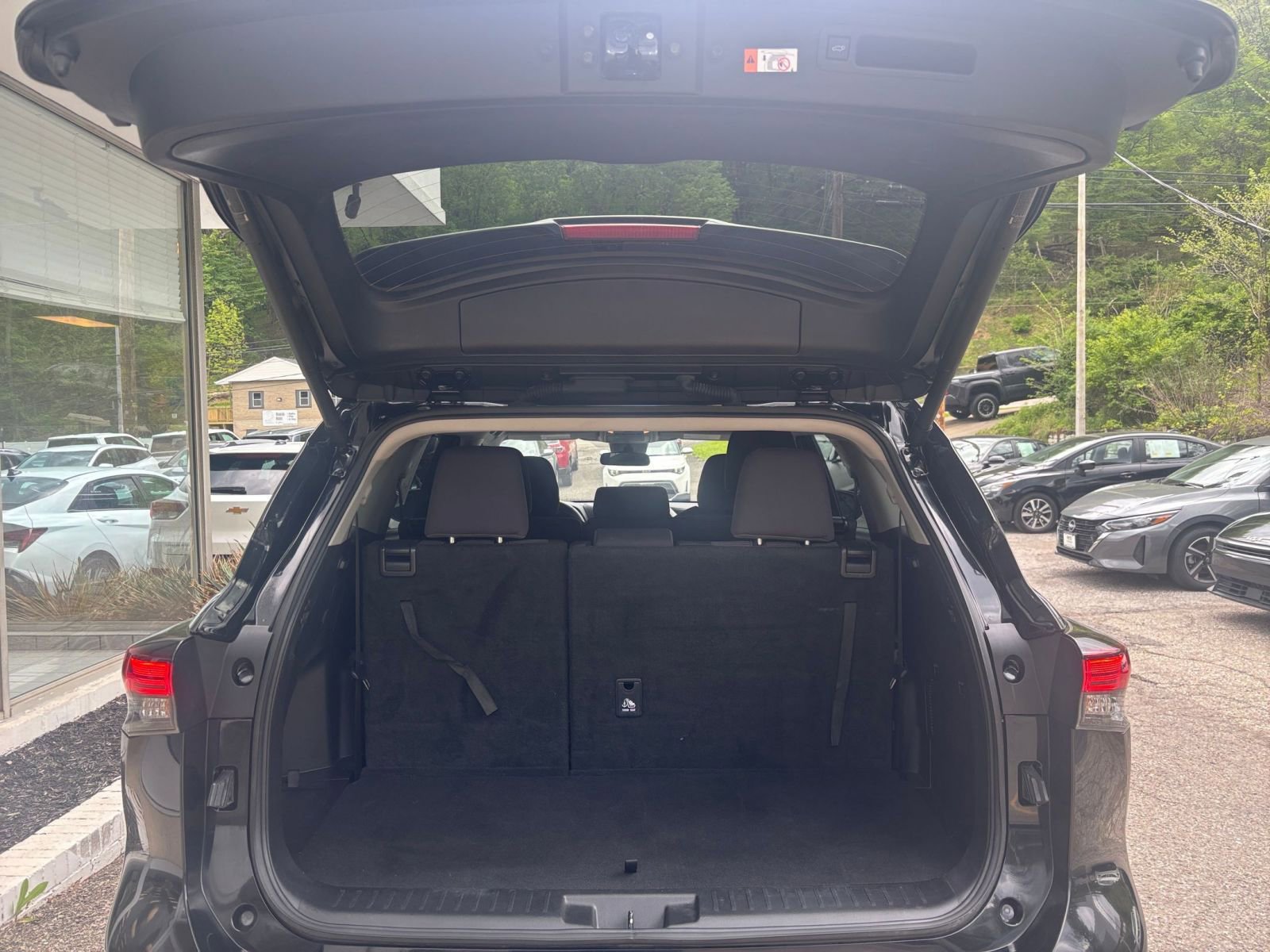 Used 2025 Toyota Highlander LE FWD image 35