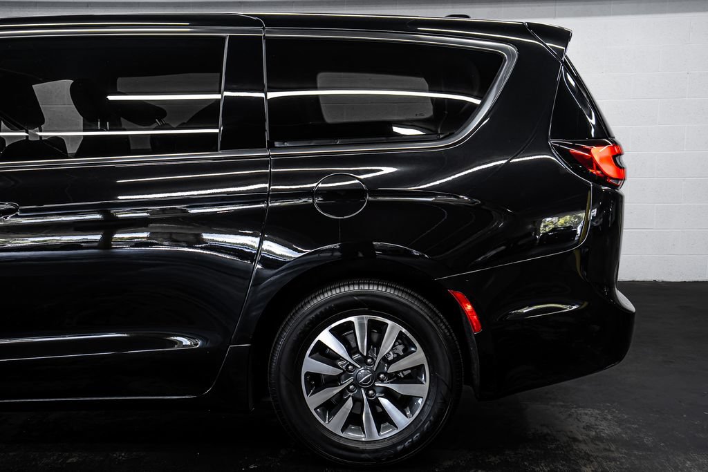 Used 2024 Chrysler Pacifica Limited FWD image 12
