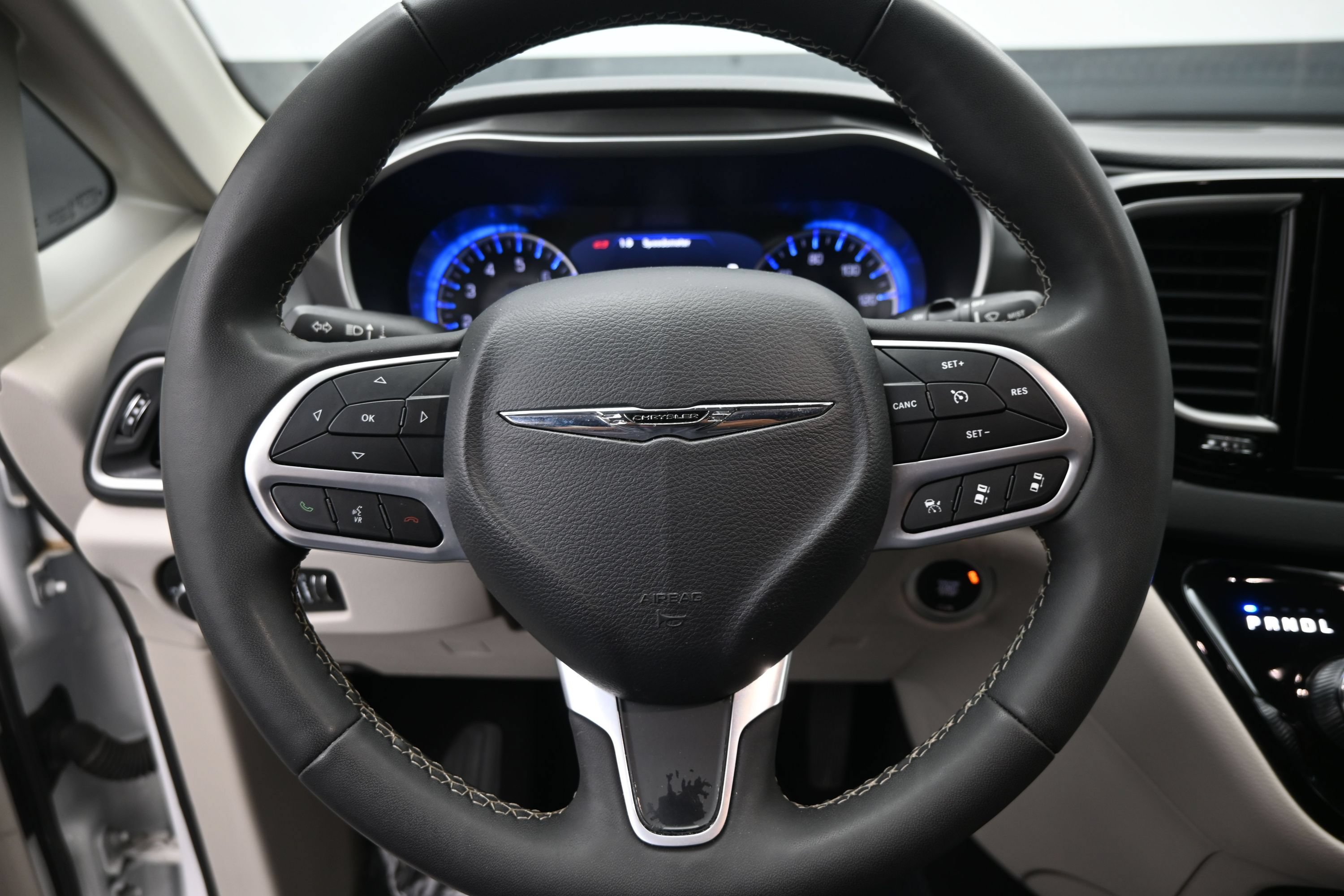 Used 2024 Chrysler Pacifica Touring-L FWD image 11