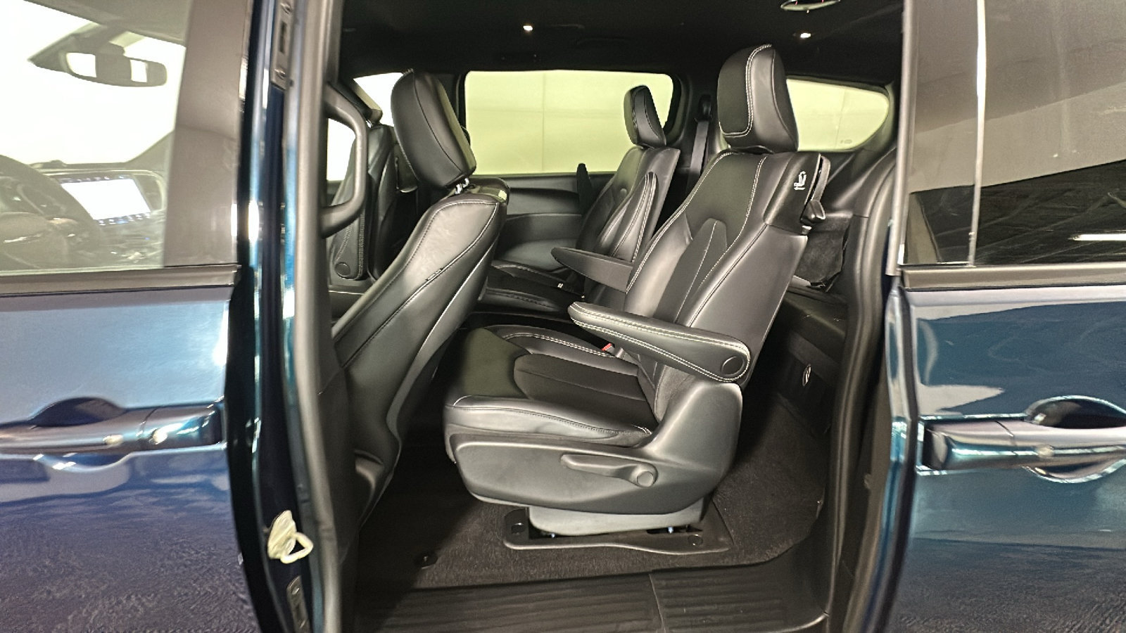Used 2023 Chrysler Pacifica Touring-L w/ Uconnect Theater Family Group FWD image 30
