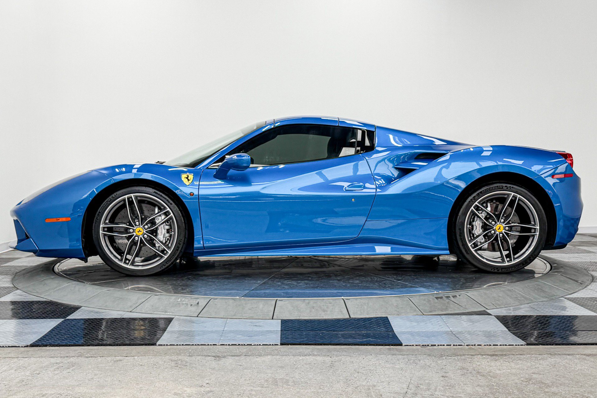 Used 2018 Ferrari 488 Spider RWD image 32