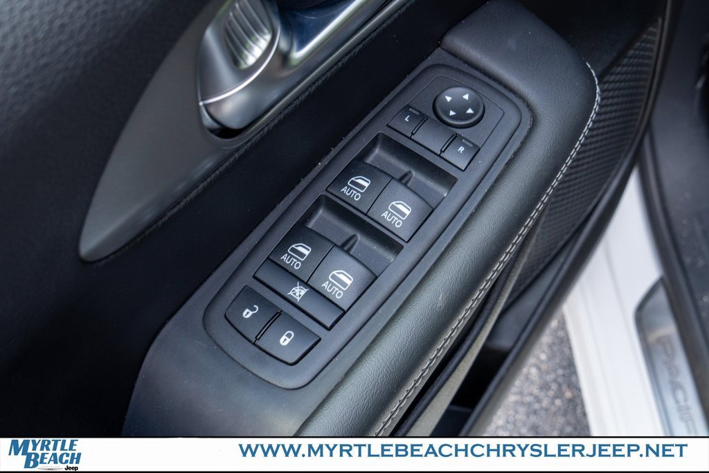 New 2025 Chrysler Pacifica Select w/ Uconnect Theater Family Group image 17