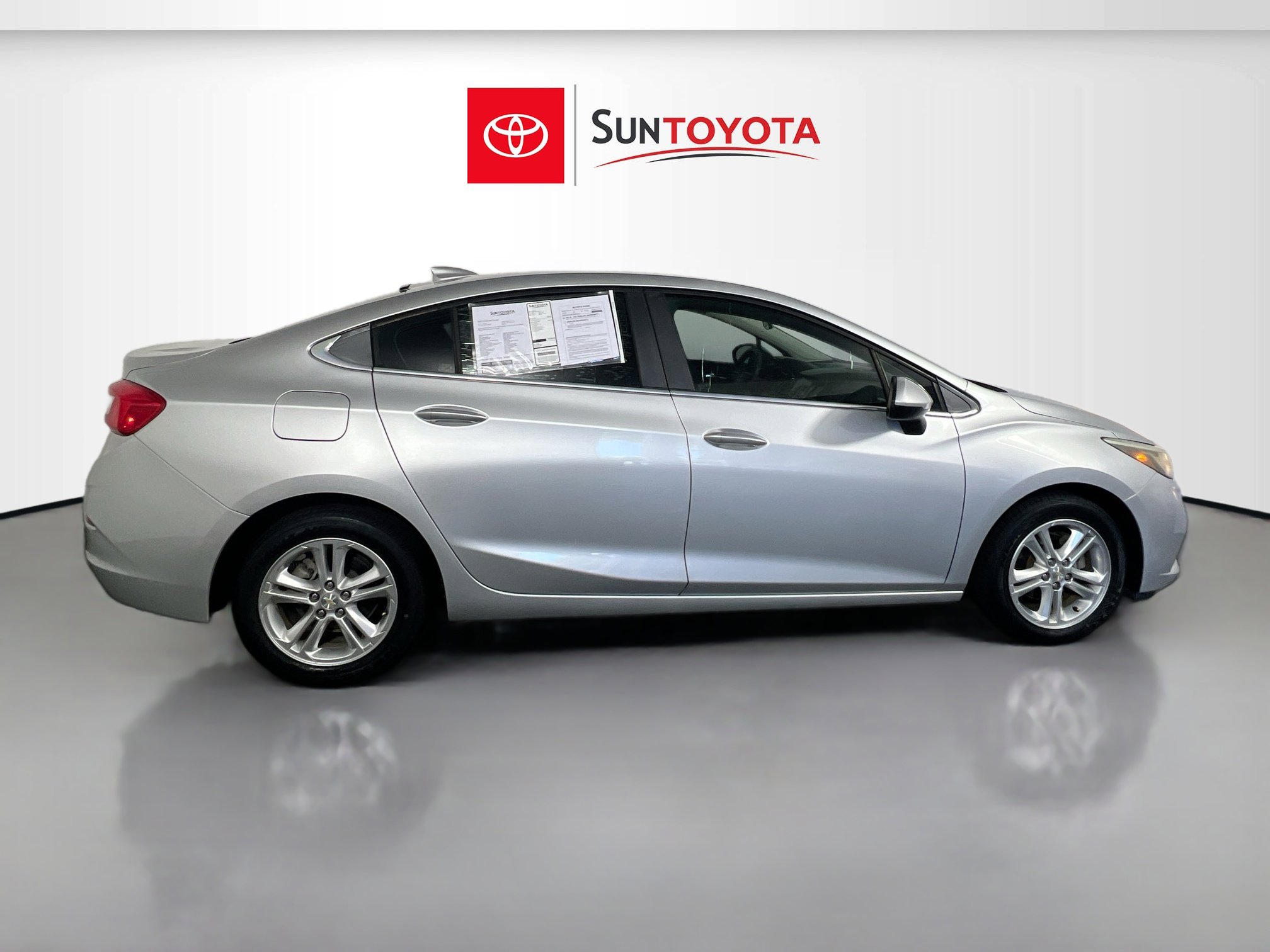 Used 2017 Chevrolet Cruze LT FWD image 2