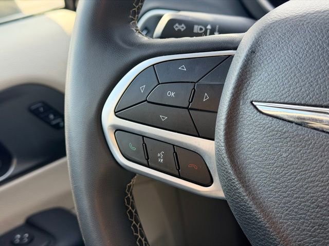 Used 2023 Chrysler Pacifica Touring-L image 10