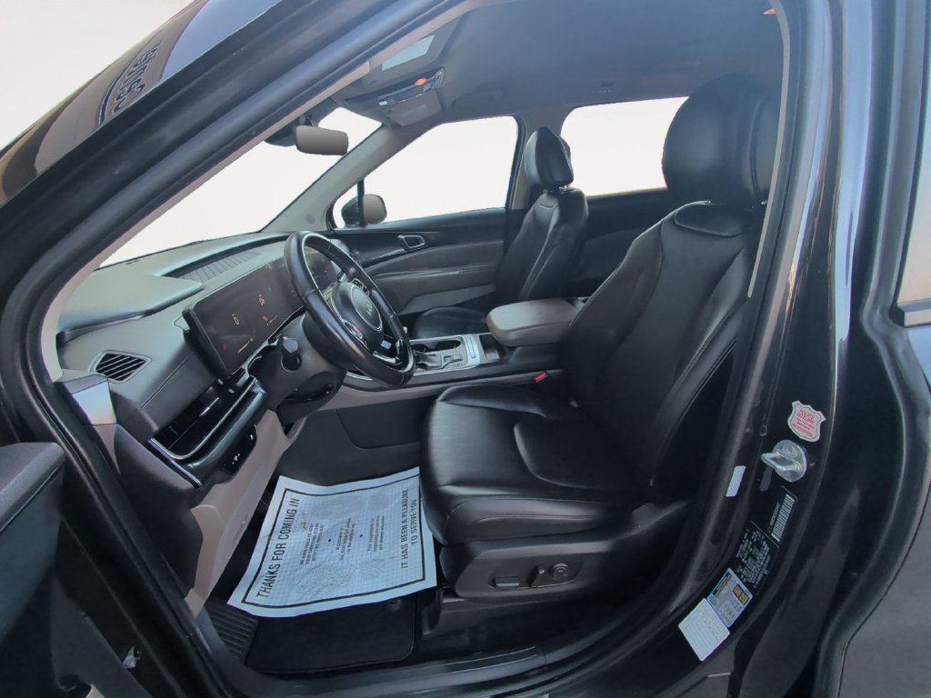 Used 2025 Kia Carnival FWD image 16