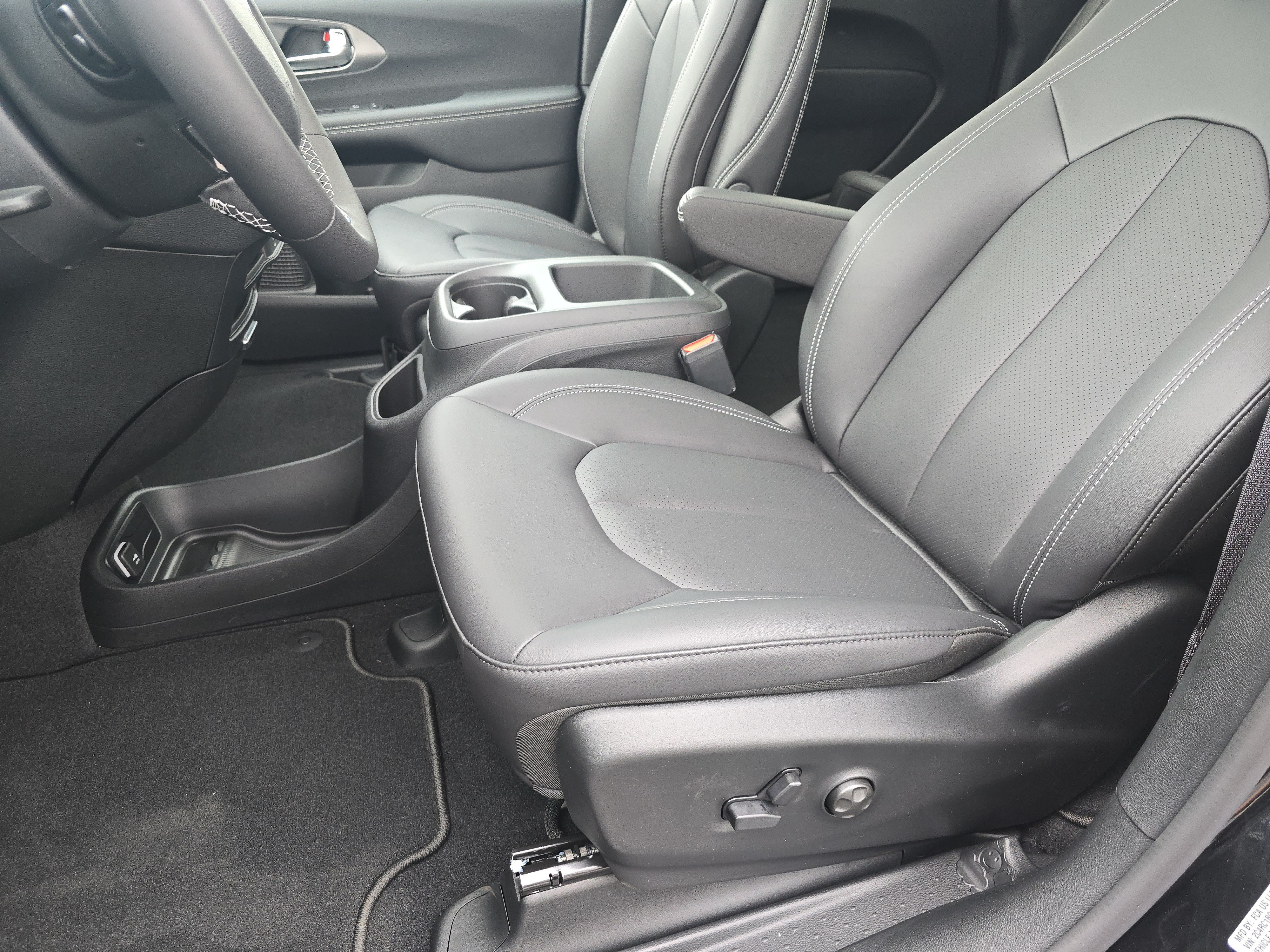New 2026 Chrysler Pacifica Select FWD image 25