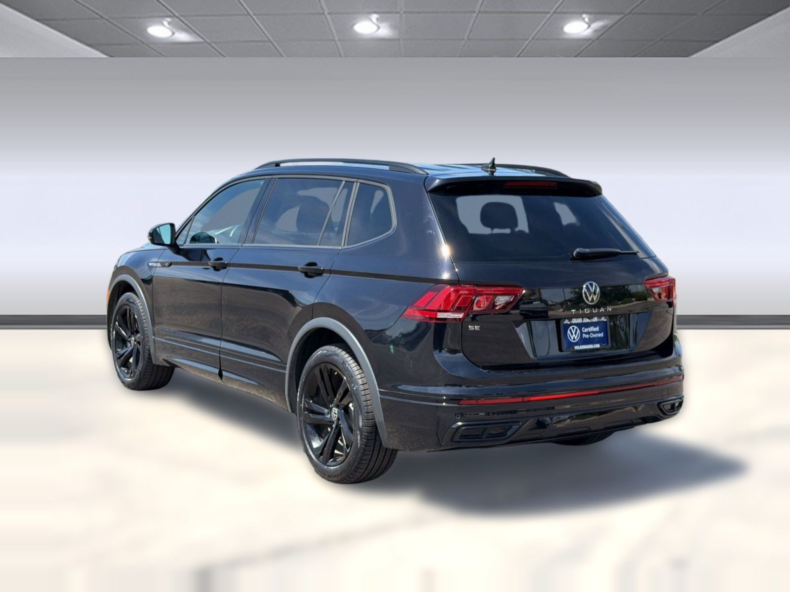 Used 2023 Volkswagen Tiguan SE R-Line FWD image 3