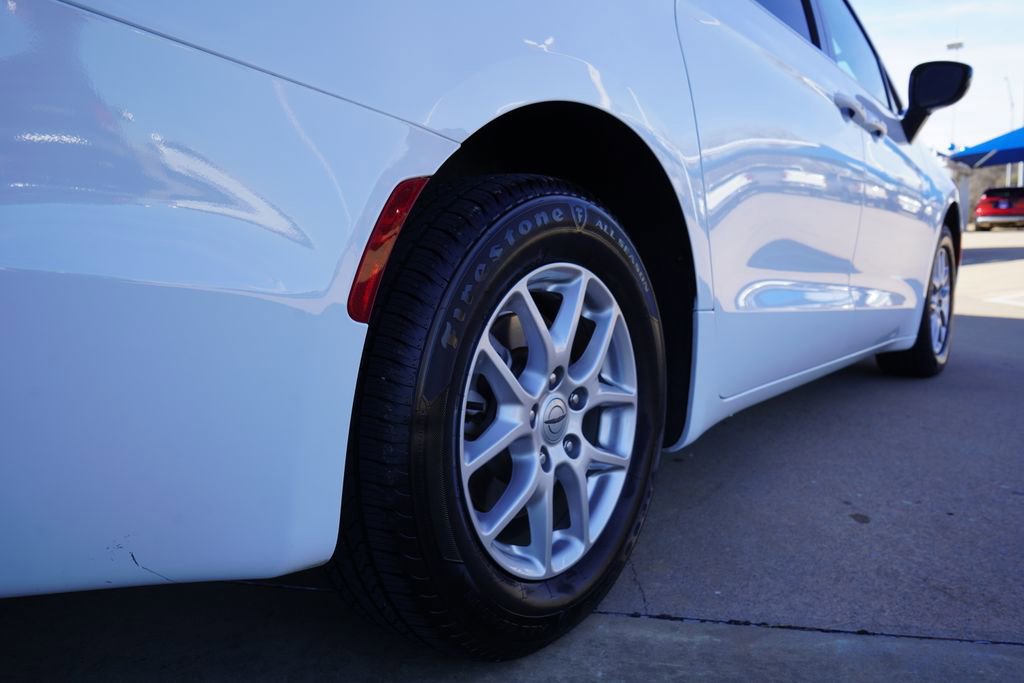 Used 2025 Chrysler Pacifica Select FWD image 7