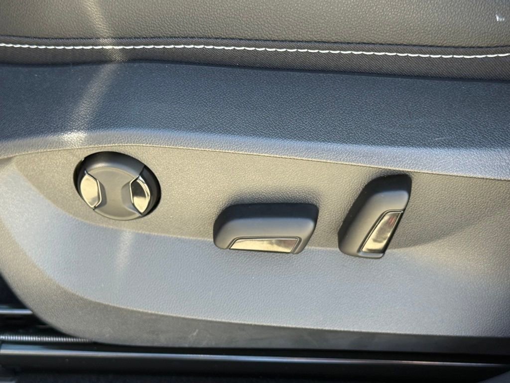 Used 2023 Volkswagen Taos SEL image 13