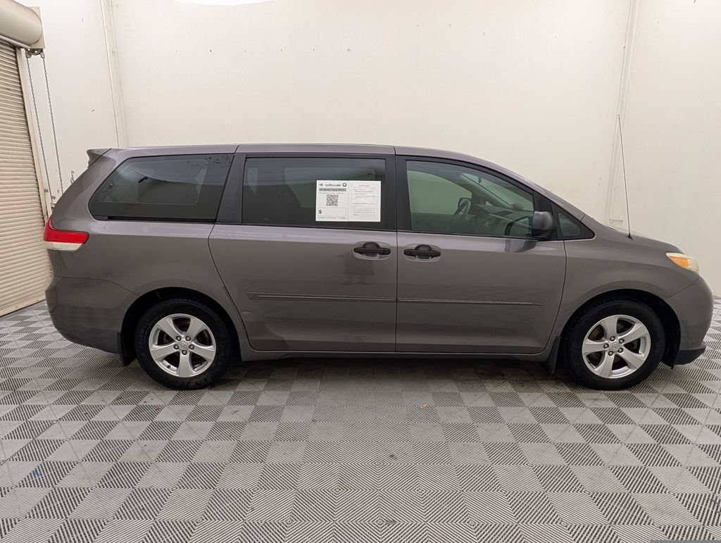 Used 2013 Toyota Sienna L FWD image 2