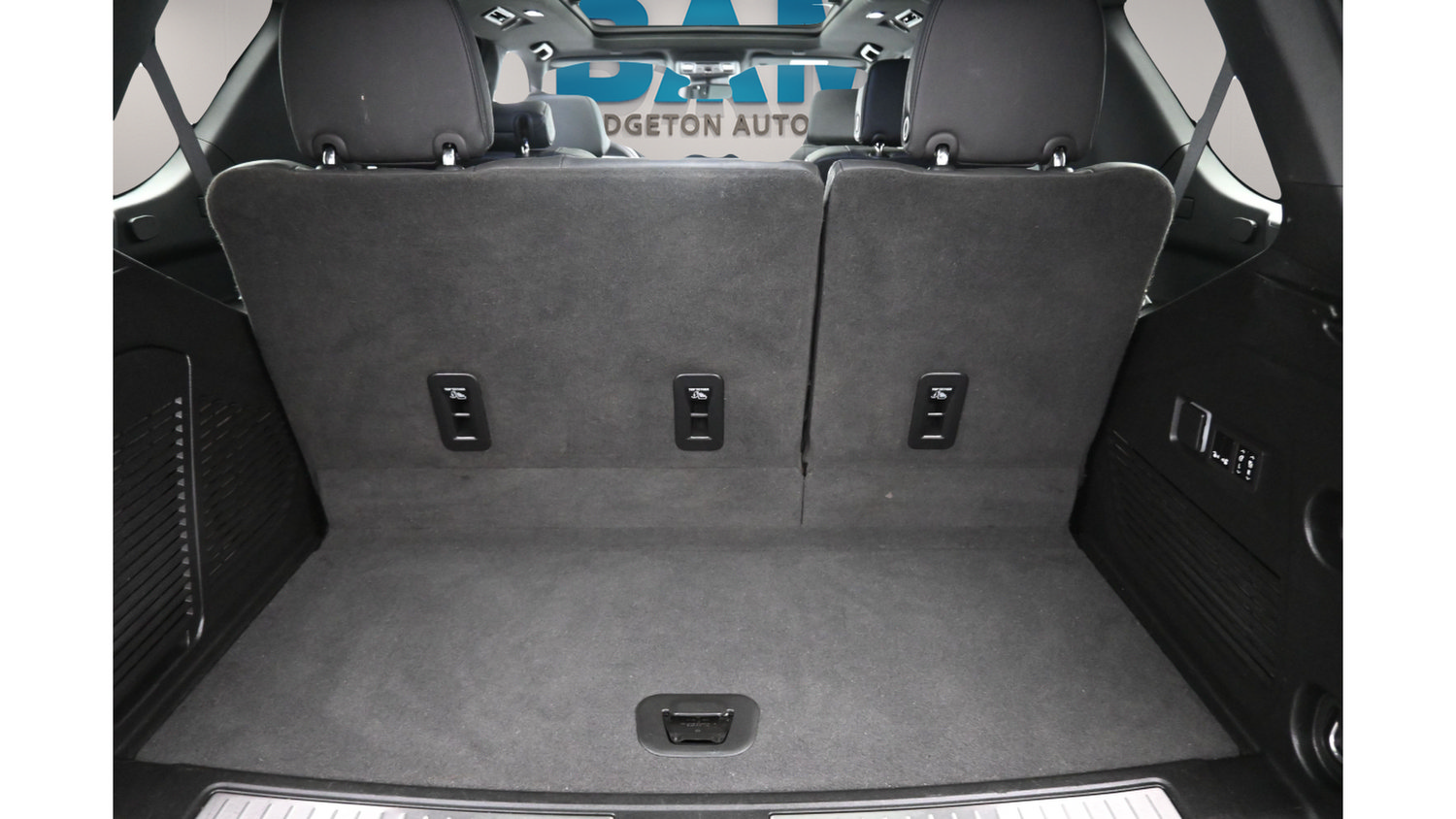 Used 2023 Chevrolet Tahoe Z71 w/ Z71 Off-Road Package AWD/4WD image 34