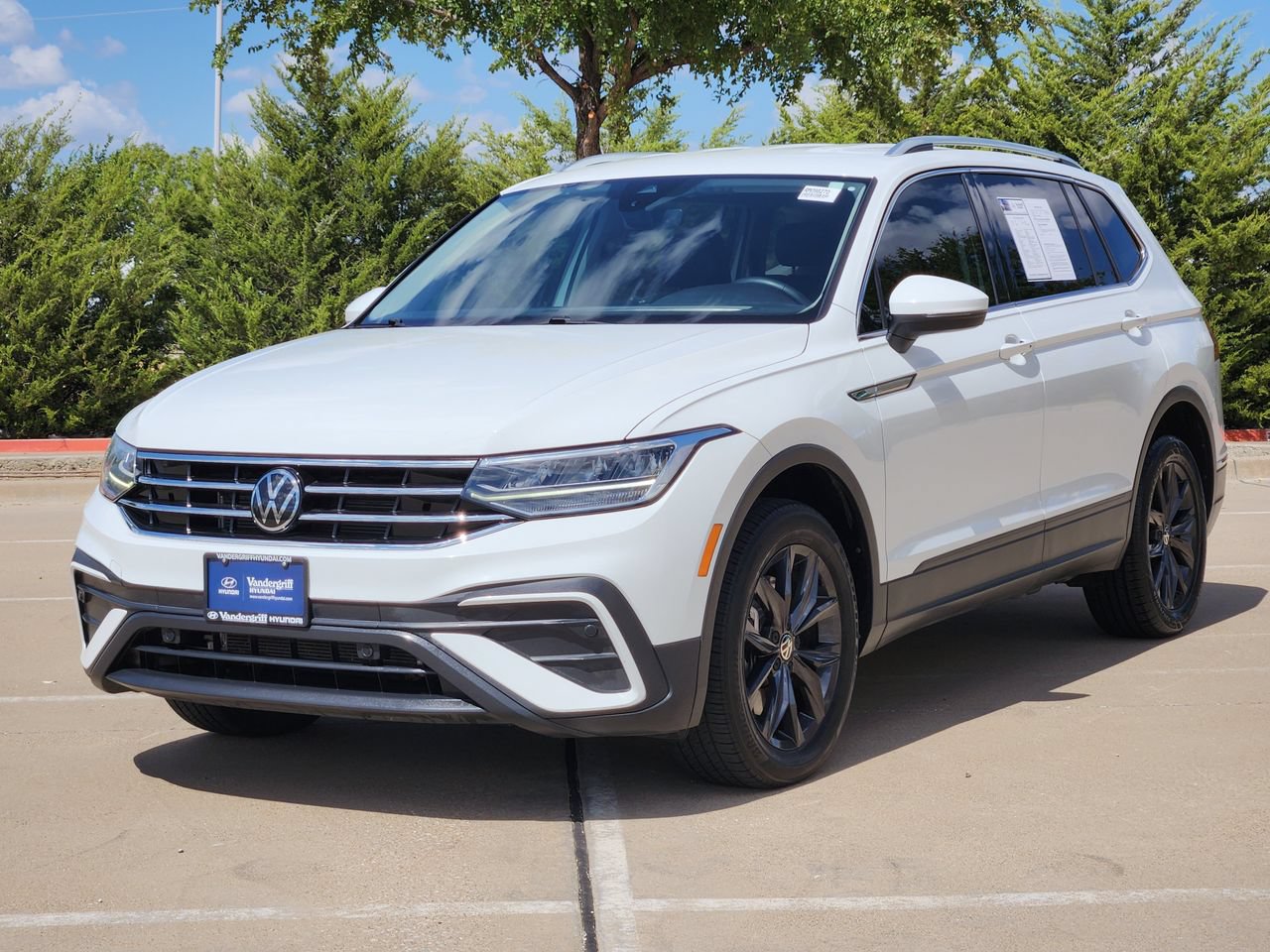 Used 2024 Volkswagen Tiguan SE FWD image 2