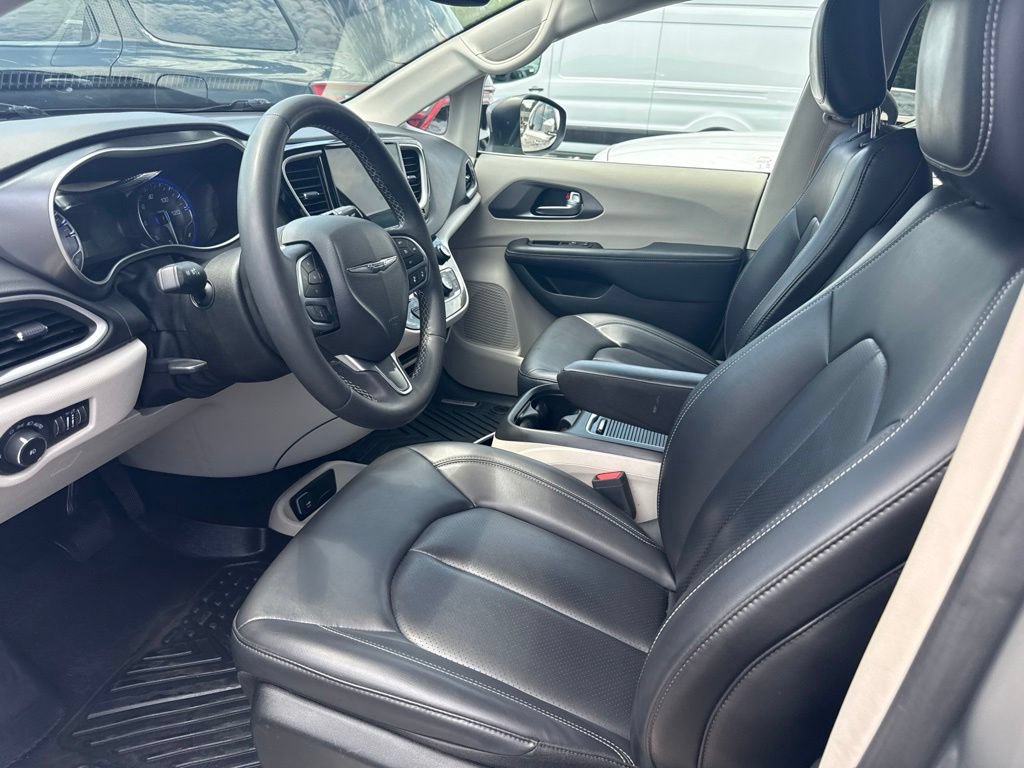Used 2023 Chrysler Pacifica Touring-L FWD image 3