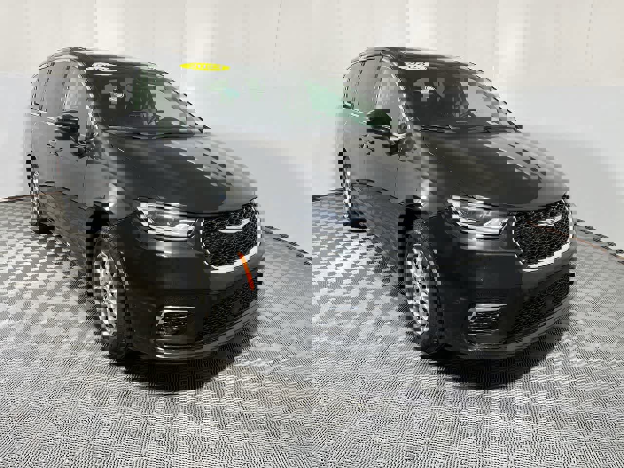 Used 2023 Chrysler Pacifica Touring-L image 2