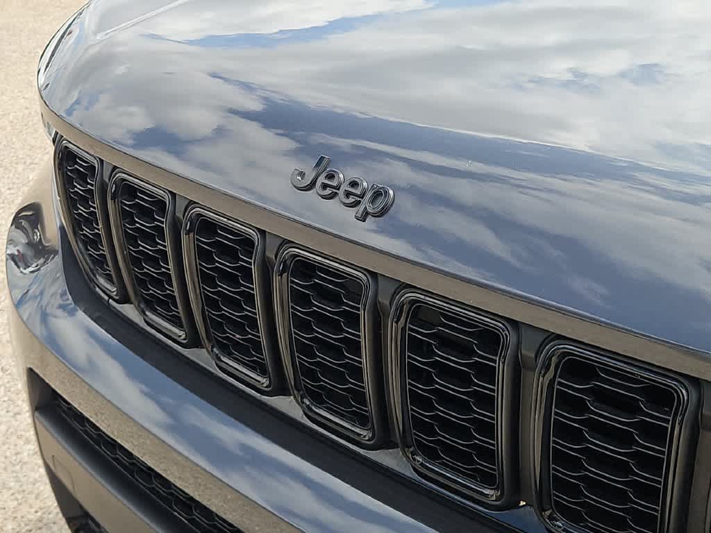 Used 2025 Jeep Grand Cherokee L Laredo RWD image 13