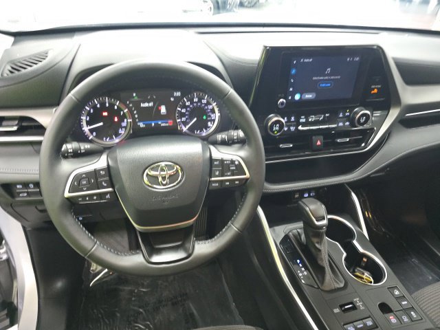 Used 2024 Toyota Highlander LE AWD/4WD image 21