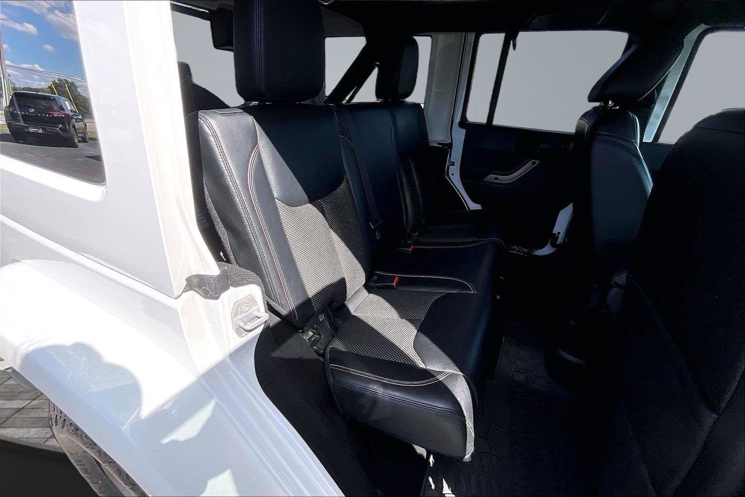 Used 2016 Jeep Wrangler Unlimited Sahara AWD/4WD image 27