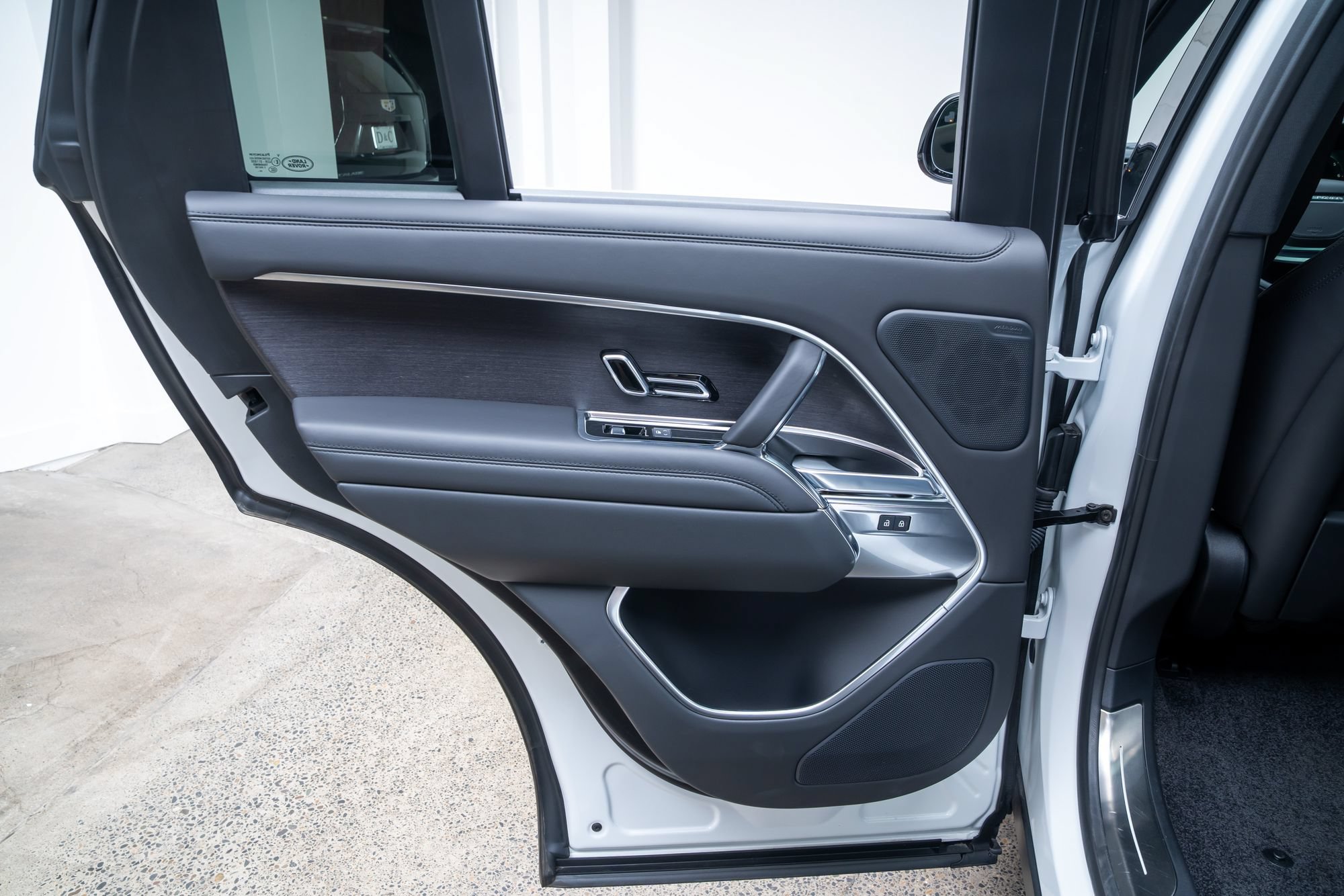 Used 2025 Land Rover Range Rover SE AWD/4WD image 21